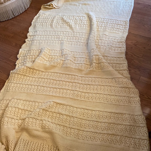 Very large cream coloured handmade throw - Picture 5 of 8